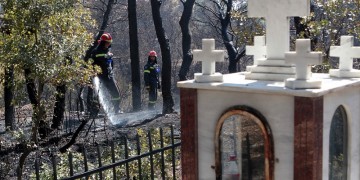 «Μου αρέσει να ανάβω τα καντήλια», λέει ο 63χρονος που πιάστηκε με 11 αναπτήρες και κεριά στην Πάρνηθα