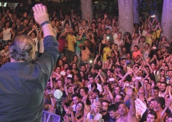 O Βασίλης Καρράς με ποντιακά ξεσήκωσε το πιο ροκ φεστιβάλ, το River Party (βίντεο)