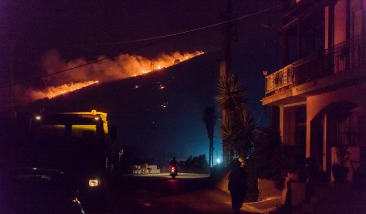 Οι πυροσβέστες έσωσαν τα σπίτια στην Κεφαλονιά – Σε ύφεση η φωτιά (φωτο)