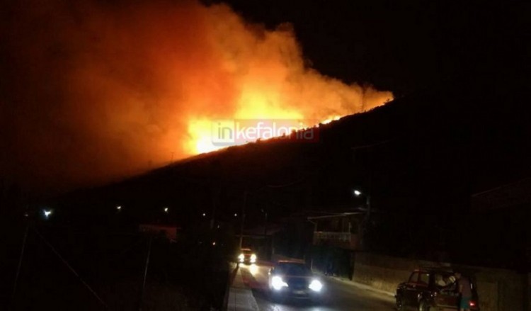 Κεφαλονιά: Ανεξέλεγκτη η φωτιά στον Άνω Κατελειό, εκκενώθηκε οικισμός