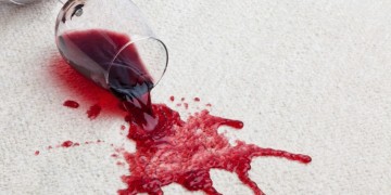 Πώς θα εξαφανίσετε τους παλιούς λεκέδες από κρασί