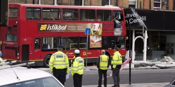 Λεωφορείο έπεσε σε κατάστημα στο Λονδίνο – Συγκλονιστικό οπτικό υλικό (βίντεο-φωτο)