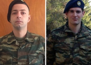 Βράβευση δύο φαντάρων που βρήκαν και επέστρεψαν πορτοφόλι