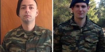 Βράβευση δύο φαντάρων που βρήκαν και επέστρεψαν πορτοφόλι