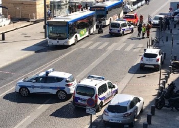 Αυτοκίνητο έπεσε σε στάσεις λεωφορείων στη Γαλλία