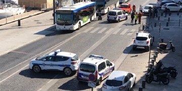 Αυτοκίνητο έπεσε σε στάσεις λεωφορείων στη Γαλλία