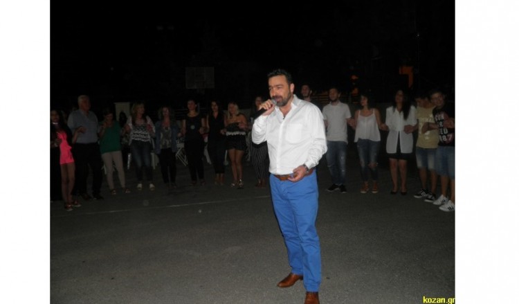 Ο Αλέξης Παρχαρίδης συγκλονίζει στα επιτραπέζια τραγούδια (βίντεο)