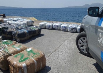 Λιμενικοί «τσίμπησαν» 2 τόνους χασίς σε πολυτελές σκάφος στα Κύθηρα (φωτο)