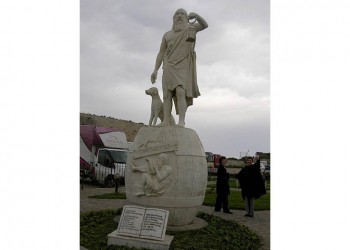 Νέος εχθρός – Οι Τούρκοι άνοιξαν πόλεμο στο άγαλμα του Διογένη στη Σινώπη