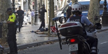 Τρομοκρατική επίθεση στο κέντρο της Βαρκελώνης – Σκηνές πανικού στην καρδιά της Καταλονίας (βίντεο)