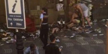 Φορτηγό έπεσε σε πεζούς στη Ράμπλας της Βαρκελώνης