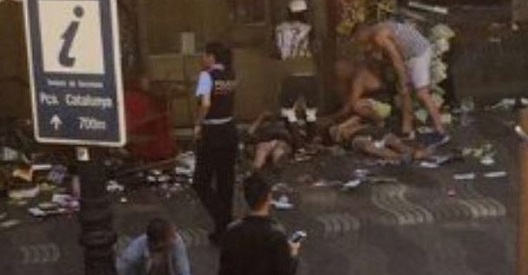 Φορτηγό έπεσε σε πεζούς στη Ράμπλας της Βαρκελώνης