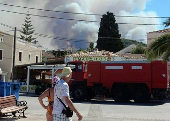 Φωτιά Ελαφόνησος: Ενισχύονται οι δυνάμεις, εκκενώθηκαν κάμπινγκ και ξενοδοχείο (βίντεο)