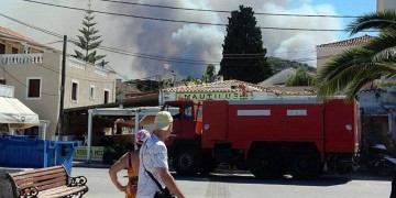 Φωτιά Ελαφόνησος: Ενισχύονται οι δυνάμεις, εκκενώθηκαν κάμπινγκ και ξενοδοχείο (βίντεο)