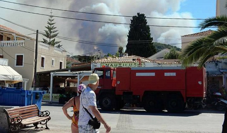 Φωτιά Ελαφόνησος: Ενισχύονται οι δυνάμεις, εκκενώθηκαν κάμπινγκ και ξενοδοχείο (βίντεο)