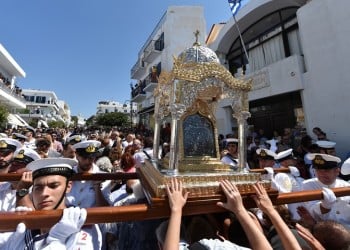 Βούλιαξε η Τήνος από πιστούς – Σε κλίμα κατάνυξης η λιτάνευση της εικόνας της Μεγαλόχαρης
