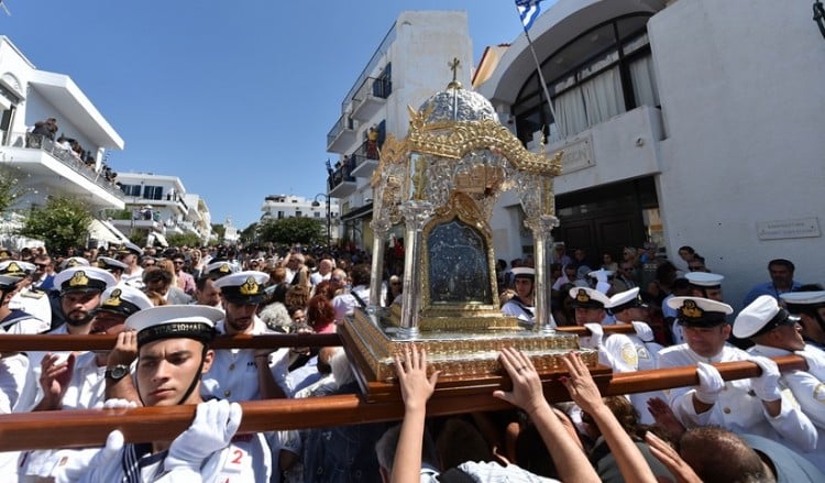 Βούλιαξε η Τήνος από πιστούς – Σε κλίμα κατάνυξης η λιτάνευση της εικόνας της Μεγαλόχαρης