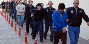 Εκατοντάδες δημόσιοι υπάλληλοι στην Τουρκία απολύονται με δύο νέα διατάγματα