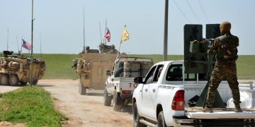 Η Τουρκία ενισχύει τη στρατιωτική της παρουσία στα σύνορα με τη Συρία