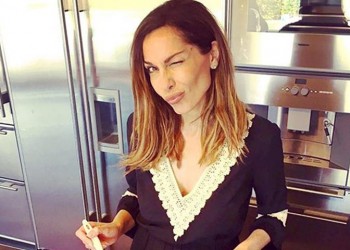 Η Δέσποινα Βανδή φτιάχνει τσιριχτά μαζί με την Πόντια θεία της (βίντεο)