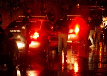 Ομάδα ένστολων φέρεται να επιχείρησε να ανατρέψει τον Μαδούρο (βίντεο)