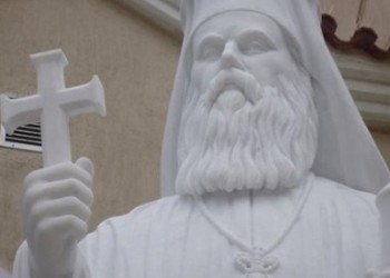 Προτομή του εθνομάρτυρα Αγίου Χρυσοστόμου Σμύρνης στην Καλαμάτα
