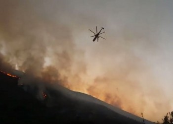 Μεγάλη φωτιά στη Ζάκυνθο – Στους δρόμους οι κάτοικοι της Αναφωνήτριας