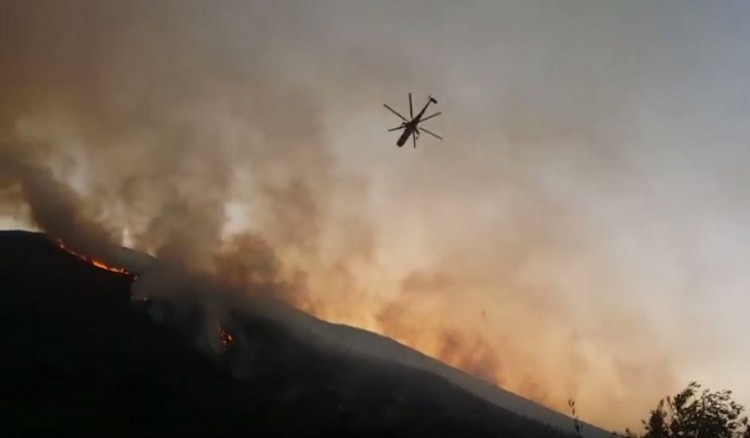 Μεγάλη φωτιά στη Ζάκυνθο – Στους δρόμους οι κάτοικοι της Αναφωνήτριας