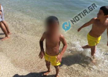 Παιδιά κολυμπούν στον μολυσμένο Σαρωνικό και βγαίνουν λερωμένα με μαζούτ (φωτο, βίντεο) - Media Gallery