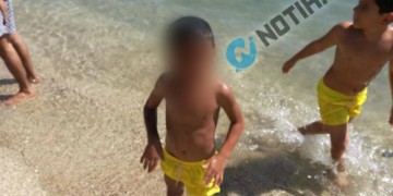 Παιδιά κολυμπούν στον μολυσμένο Σαρωνικό και βγαίνουν λερωμένα με μαζούτ (φωτο, βίντεο) - Media Gallery