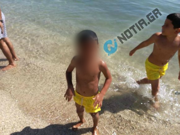 Παιδιά κολυμπούν στον μολυσμένο Σαρωνικό και βγαίνουν λερωμένα με μαζούτ (φωτο, βίντεο) - Media Gallery