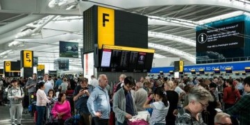 Γιατί καθηλώθηκαν δεκάδες πτήσεις στα μεγαλύτερα αεροδρόμια του κόσμου