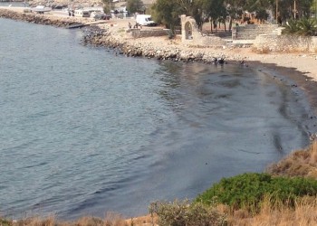 Το μαζούτ από το δεξαμενόπλοιο ίσως «πνίξει» όλο τον Σαρωνικό