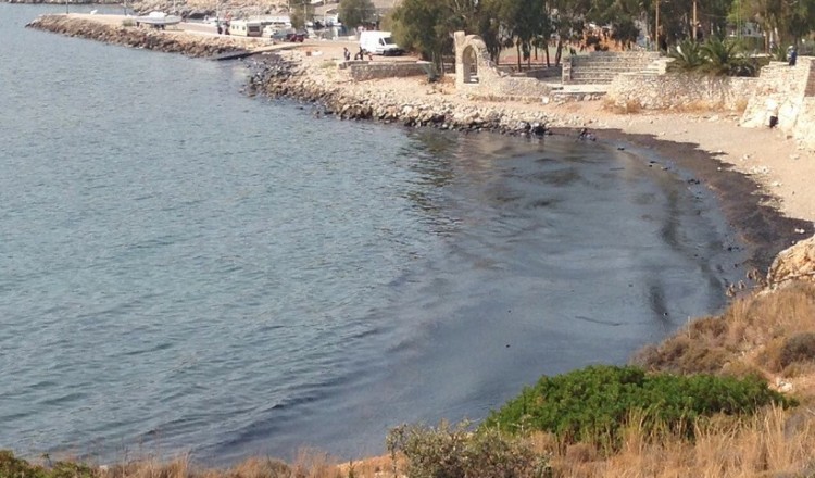 Το μαζούτ από το δεξαμενόπλοιο ίσως «πνίξει» όλο τον Σαρωνικό