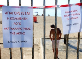 Συνεχίζουν να κολυμπούν στις μολυσμένες παραλίες της Αττικής παρά τις προειδοποιήσεις (φωτο, βίντεο)