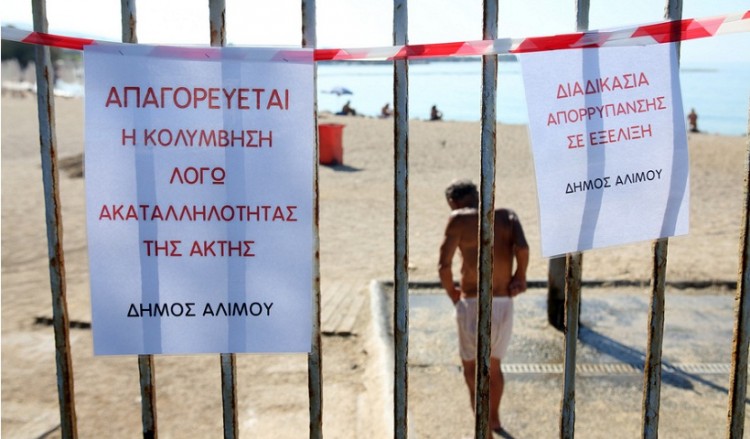 Συνεχίζουν να κολυμπούν στις μολυσμένες παραλίες της Αττικής παρά τις προειδοποιήσεις (φωτο, βίντεο)