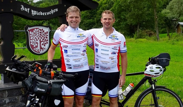 Δύο Γερμανοί ποδηλάτες ταξιδεύουν από τη Γερμανία στη Θεσσαλονίκη για καλό σκοπό