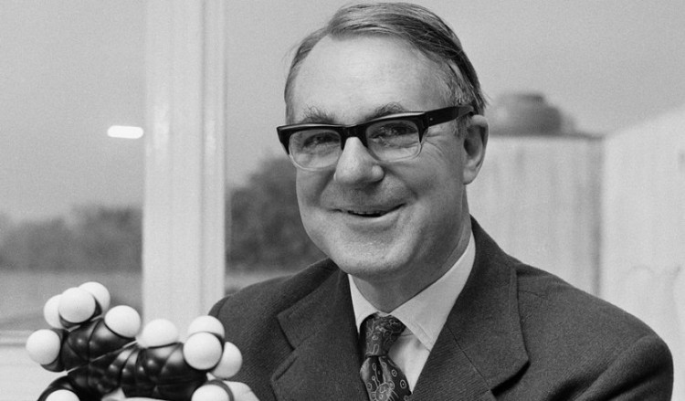 Τζον Κόρνφορθ: Χημικός με μεγάλη προσφορά στην επιστημονική έρευνα