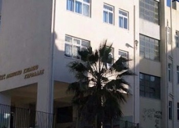 Επτάχρονος έπεσε στο κενό σε δημοτικό σχολείο της Γλυφάδας