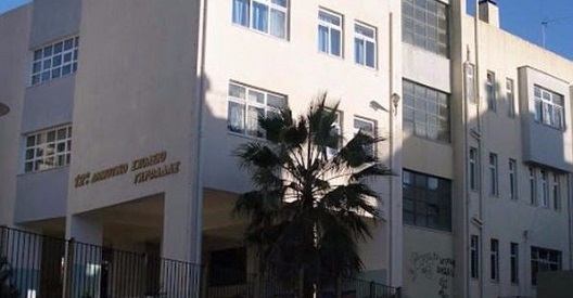 Επτάχρονος έπεσε στο κενό σε δημοτικό σχολείο της Γλυφάδας