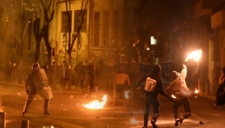 Πεδίο μάχης και πάλι τα Εξάρχεια