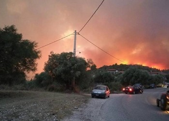 Εφιαλτική νύχτα από τη φωτιά στην Αχαΐα, φόβοι για αναζωπυρώσεις