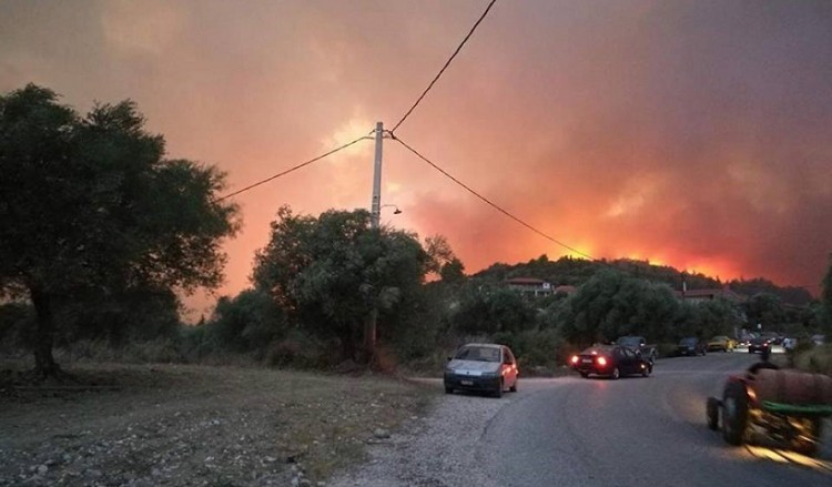 Εφιαλτική νύχτα από τη φωτιά στην Αχαΐα, φόβοι για αναζωπυρώσεις