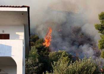 Ολονύχτια μάχη με τις φλόγες στην Κασσάνδρα