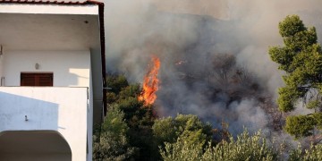 Ολονύχτια μάχη με τις φλόγες στην Κασσάνδρα