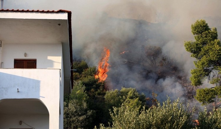 Ολονύχτια μάχη με τις φλόγες στην Κασσάνδρα