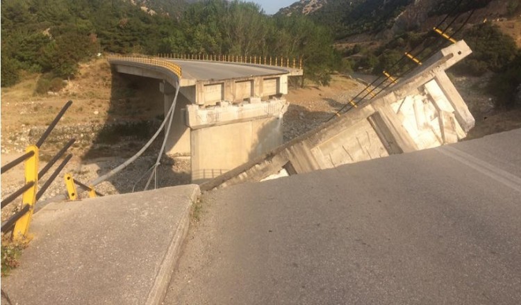 Έπεσε γέφυρα στον ποταμό Κομψάτο στη Ροδόπη