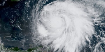 Ο Μαρία χτυπά την Καραϊβική με ανέμους που φτάνουν τα 257 χλμ. (βίντεο)