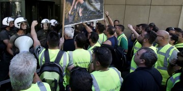 Επεισόδια και εισβολή μεταλλωρύχων στο υπουργείο Περιβάλλοντος