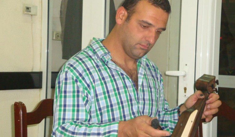 Η κόρη του λυράρη Νίκου Παναγιωτίδη τραγουδά ποντιακά και τρελαίνει το διαδίκτυο (βίντεο)
